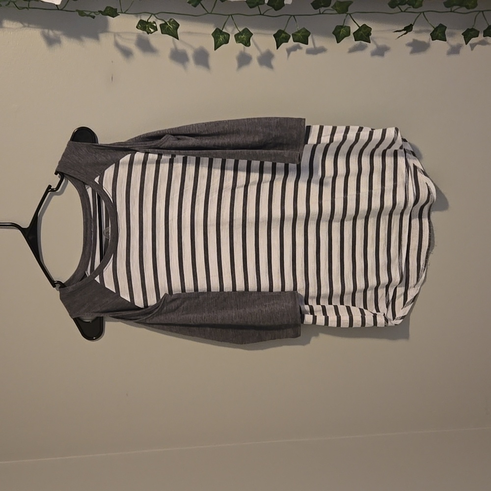 So, Quarter Sleeve, Cutout Shoulder, Stripped Top, Size Large